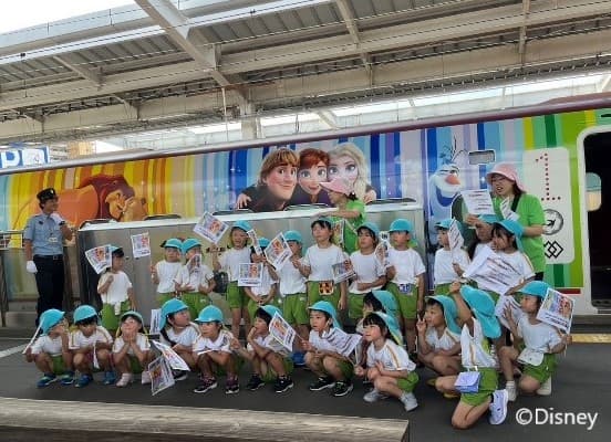 鹿児島中央駅でJR九州のディズニー新幹線をお出迎え
