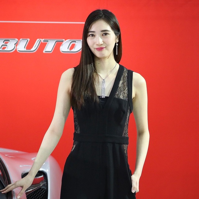 福岡モーターショー2019_フェラーリ_コンパニオンの写真