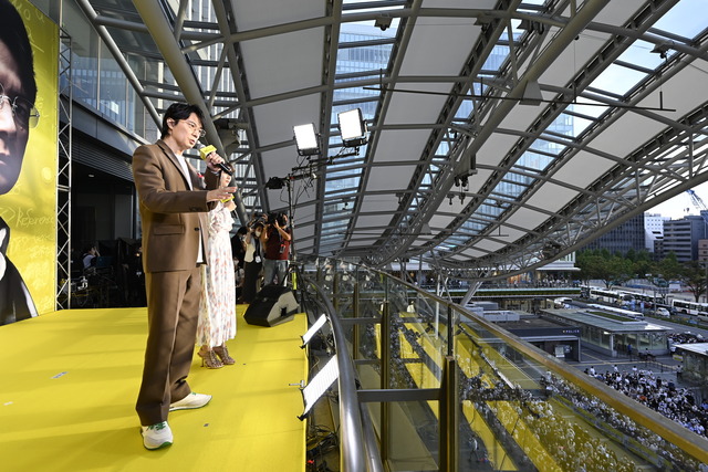 福山雅治さんと柴咲コウさんがJR博多シティに。「沈黙のパレード」