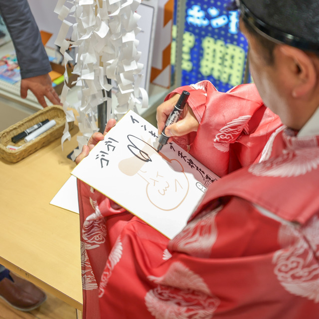 ゴリけんさんが「ゴリパラ雑貨店」2026年 インキューブ天神店にて、“ゴリ大明神”ご祈祷グリーティング。