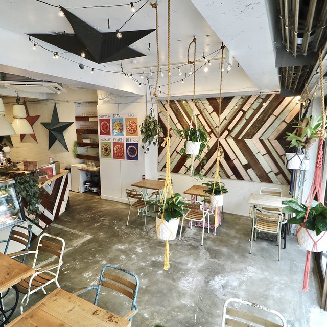 福岡大名「ウィーアーレディー」カフェスペース