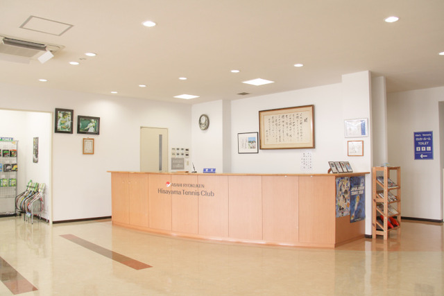 「アサヒ緑健 久山テニス俱楽部」フロント
