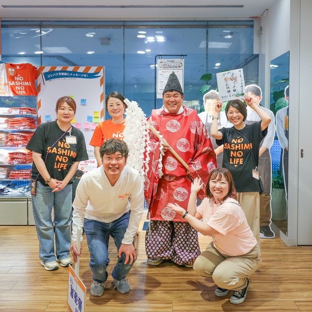 ゴリけんさんが「ゴリパラ雑貨店」2026年 インキューブ天神店にて、“ゴリ大明神”ご祈祷グリーティング。
