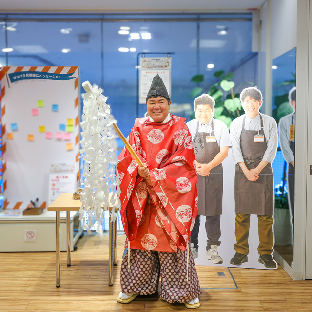 ゴリけんさんが「ゴリパラ雑貨店」2026年 インキューブ天神店にて、“ゴリ大明神”ご祈祷グリーティング。