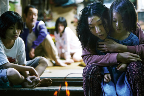 映画「万引き家族」場面写真