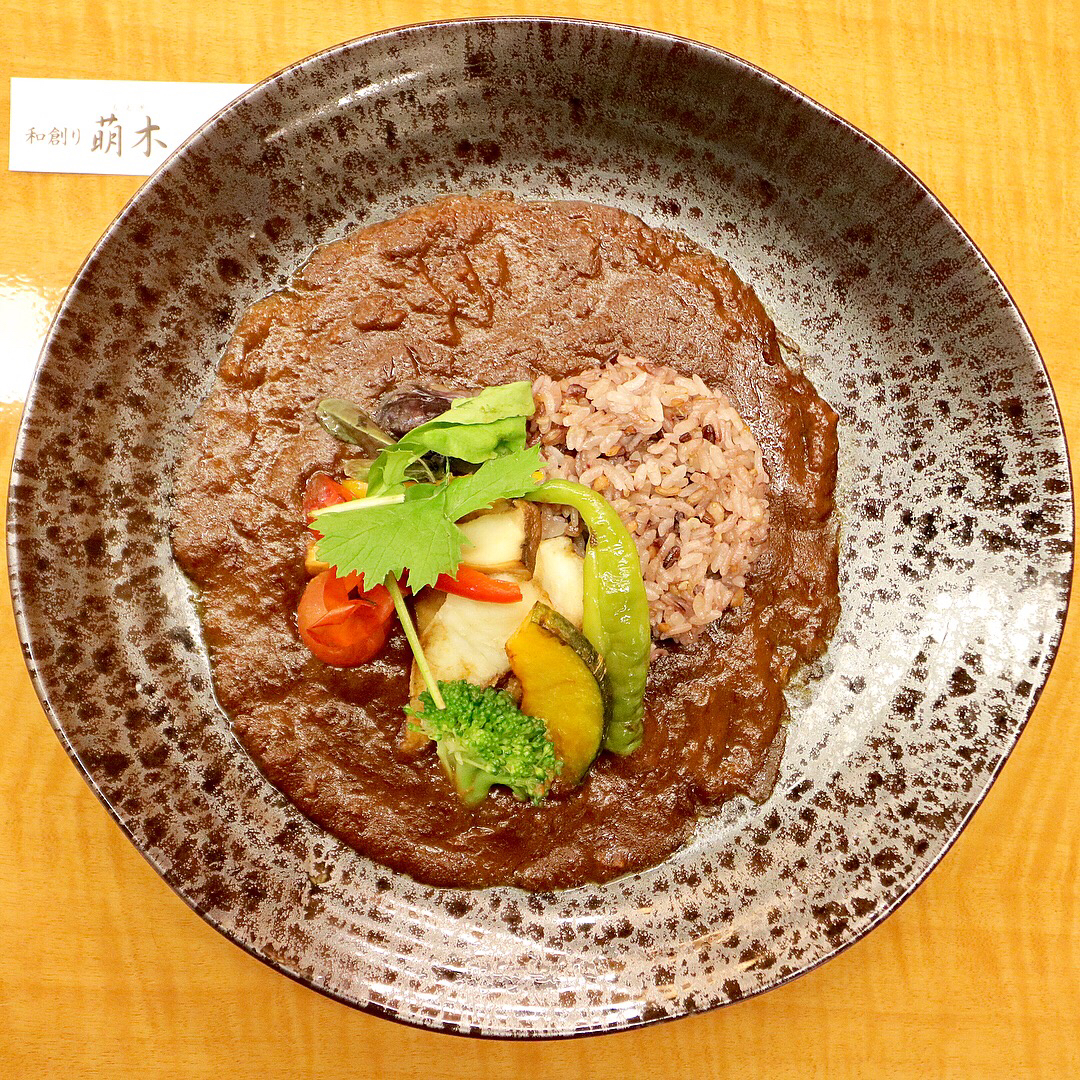 薬院 和創り 萌木 の 真鯛カレー 香ばしく炙った真鯛の骨と和出汁をベースに 雑穀米と旬の野菜で彩られた和のカレー フクオカーノ 福岡の情報サイト