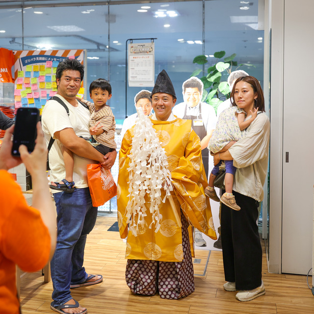 パラシュート部隊 斉藤優さんが「ゴリパラ雑貨店」2026年 インキューブ天神店にて、“斉藤大明神”ご祈祷グリーティング。