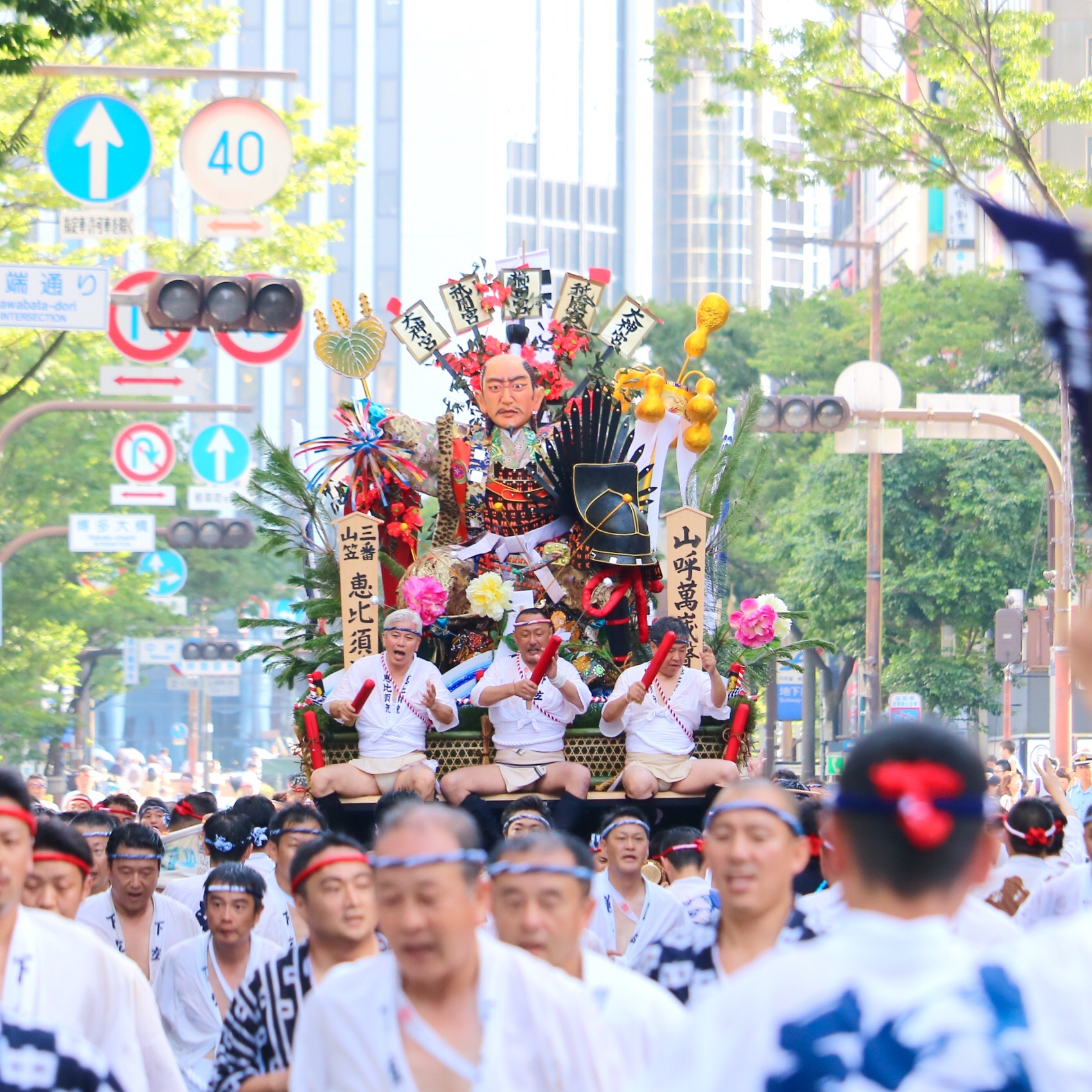 博多祇園山笠18 集団山見せ 開催 高島宗一郎福岡市長 辻仁成さん 長谷川法世さんが台上がりで参加 フクオカーノ 博多祇園山笠18 集団山見せ 開催 高島宗一郎福岡市長 辻仁成さん 長谷川法世さんが台上がりで参加 フクオカーノ