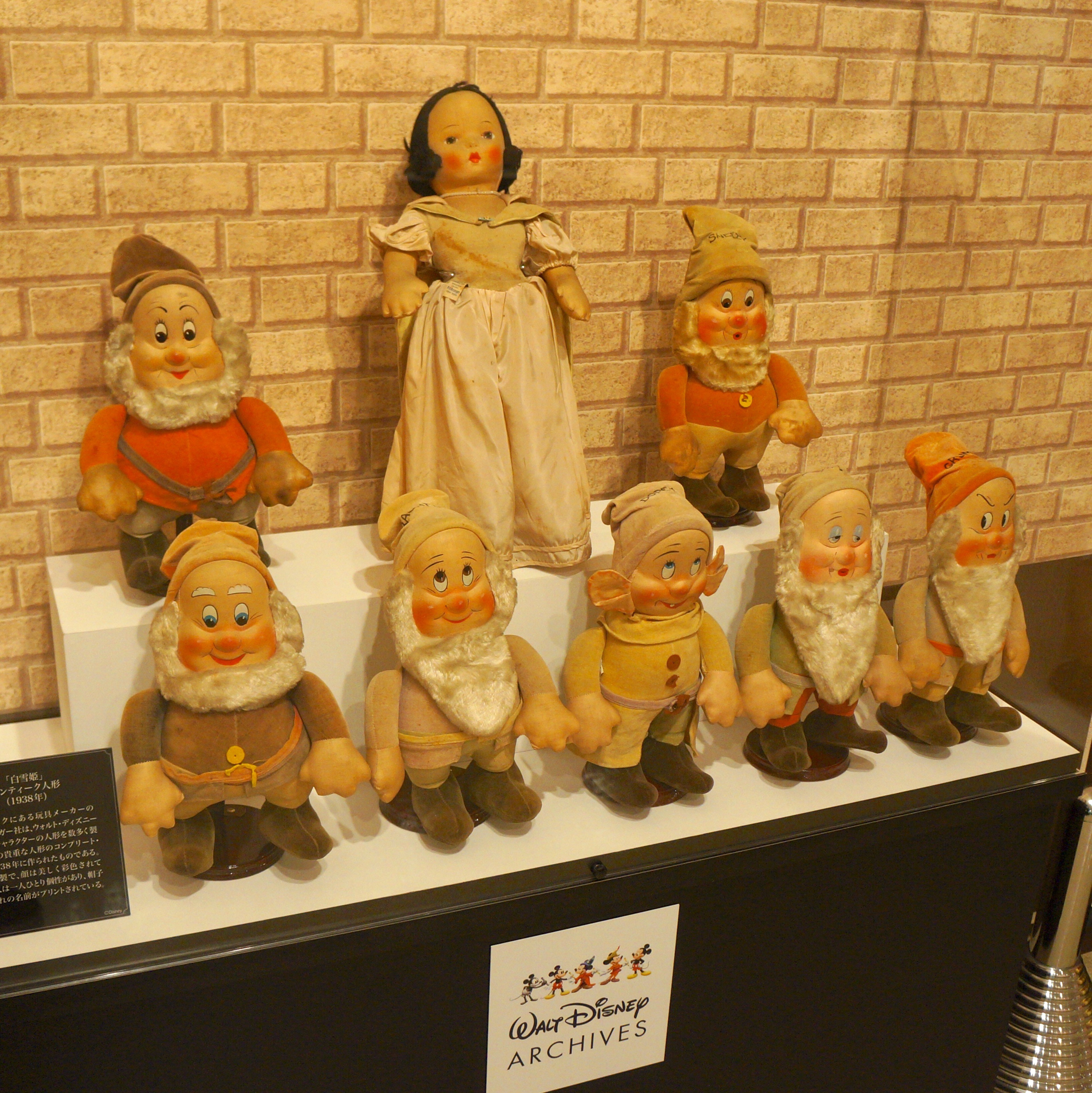 福岡県立美術館で ディズニープリンセスとアナと雪の女王展 ガラスの靴 アンジェリーナさんの衣装 特別映像シアターも フクオカーノ