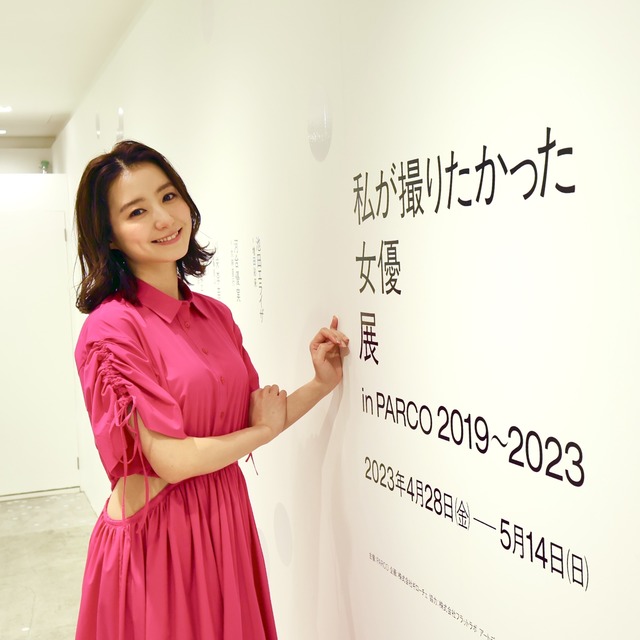 高田里穂さんが福岡パルコに来場「私が撮りたかった女優展」