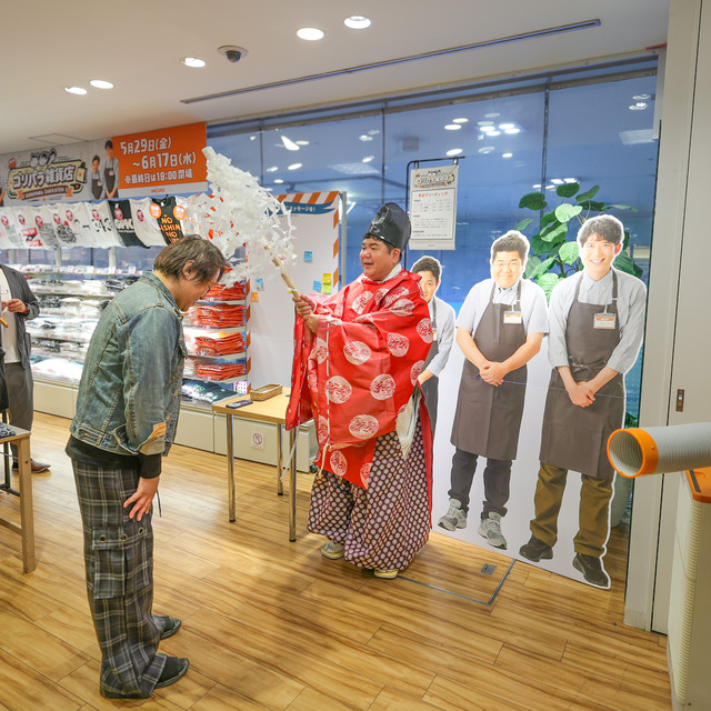ゴリけんさんが「ゴリパラ雑貨店」2026年 インキューブ天神店にて、“ゴリ大明神”ご祈祷グリーティング。