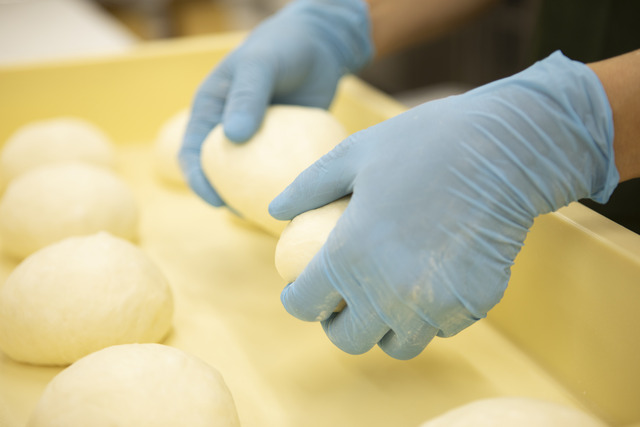 「銀座に志かわ 北九州八幡西店」パンをこねる