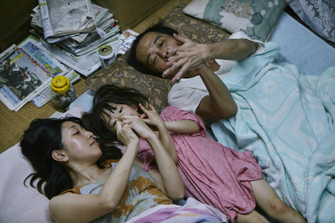 映画「万引き家族」場面写真