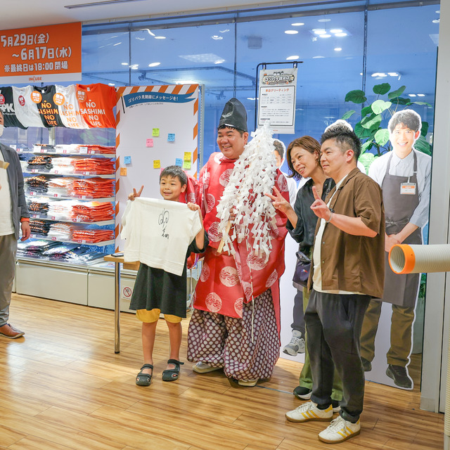ゴリけんさんが「ゴリパラ雑貨店」2026年 インキューブ天神店にて、“ゴリ大明神”ご祈祷グリーティング。