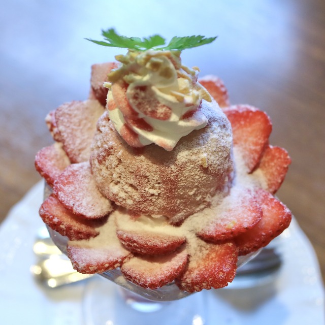 西鉄グランドホテル「グランカフェ」プレミアムストロベリーパフェ