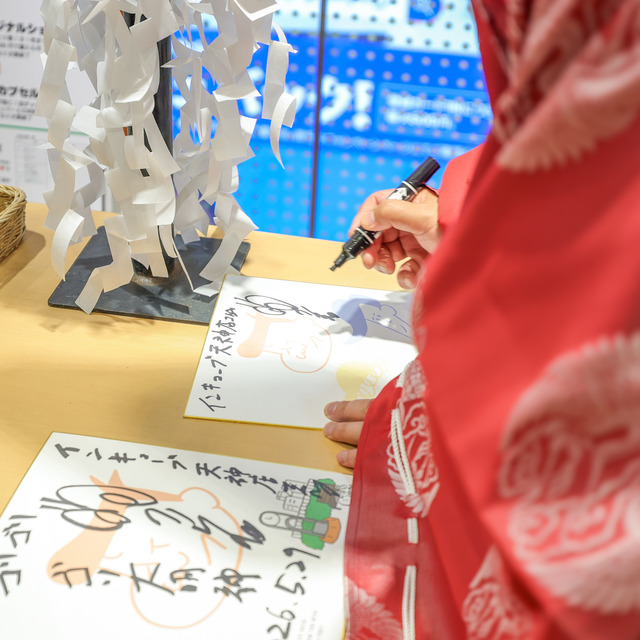 ゴリけんさんが「ゴリパラ雑貨店」2026年 インキューブ天神店にて、“ゴリ大明神”ご祈祷グリーティング。