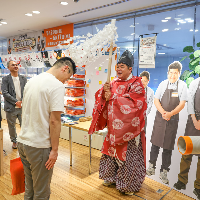 ゴリけんさんが「ゴリパラ雑貨店」2026年 インキューブ天神店にて、“ゴリ大明神”ご祈祷グリーティング。