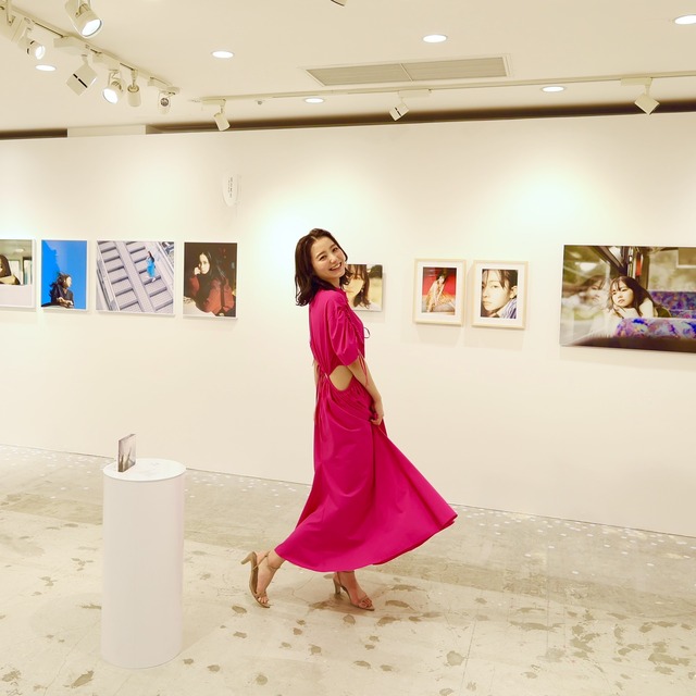 高田里穂さんが福岡パルコに来場「私が撮りたかった女優展」