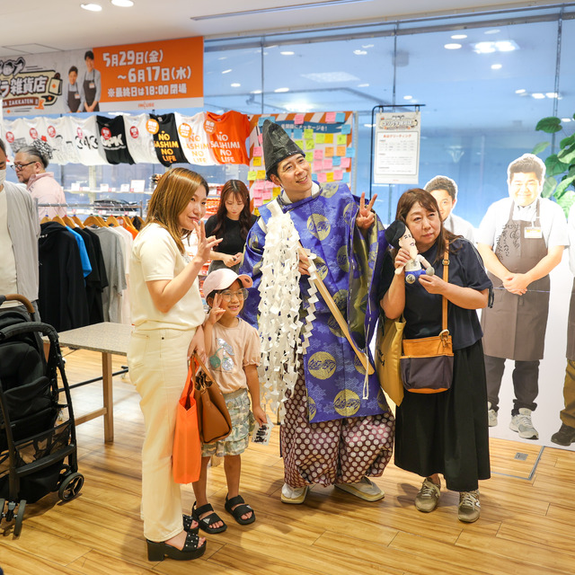 パラシュート部隊 矢野ぺぺさんが「ゴリパラ雑貨店」2026年 インキューブ天神店にて、“ぺぺ大明神”ご祈祷グリーティング。