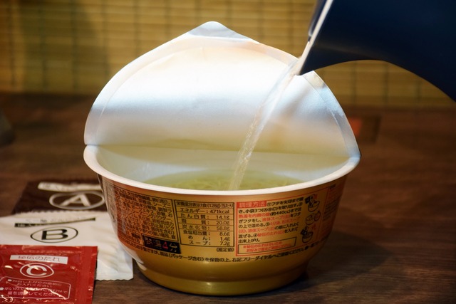 カップ麺「一蘭 とんこつ」湯注ぎ