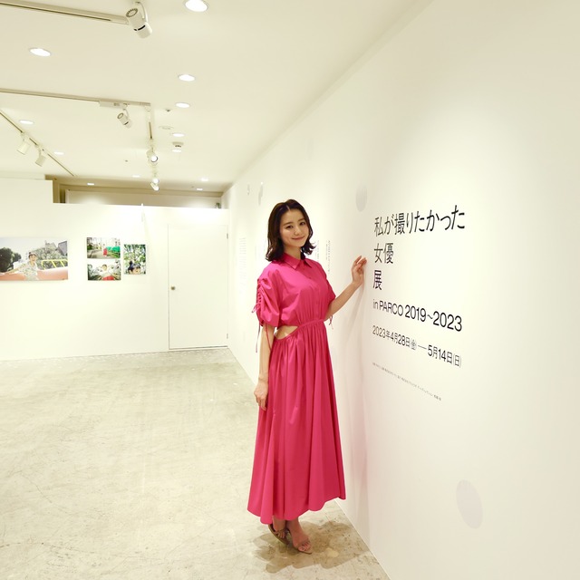 高田里穂さんが福岡パルコに来場「私が撮りたかった女優展」