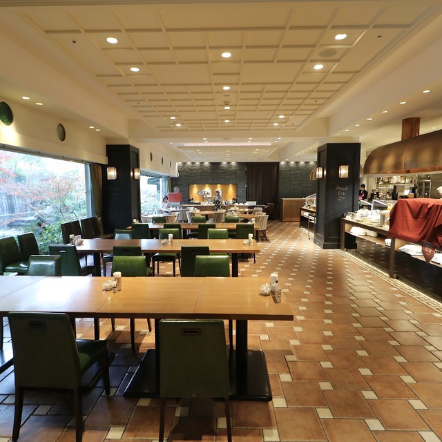 西鉄グランドホテル「グランカフェ」内観