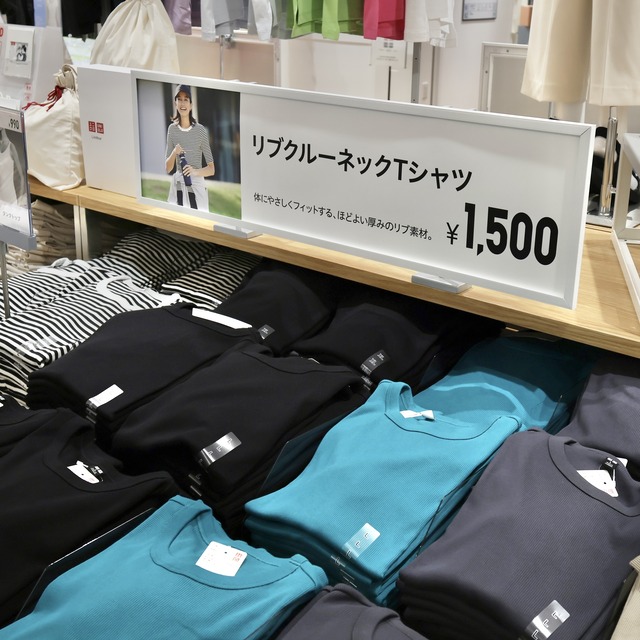 ユニクロのリブクルーネックTシャツ