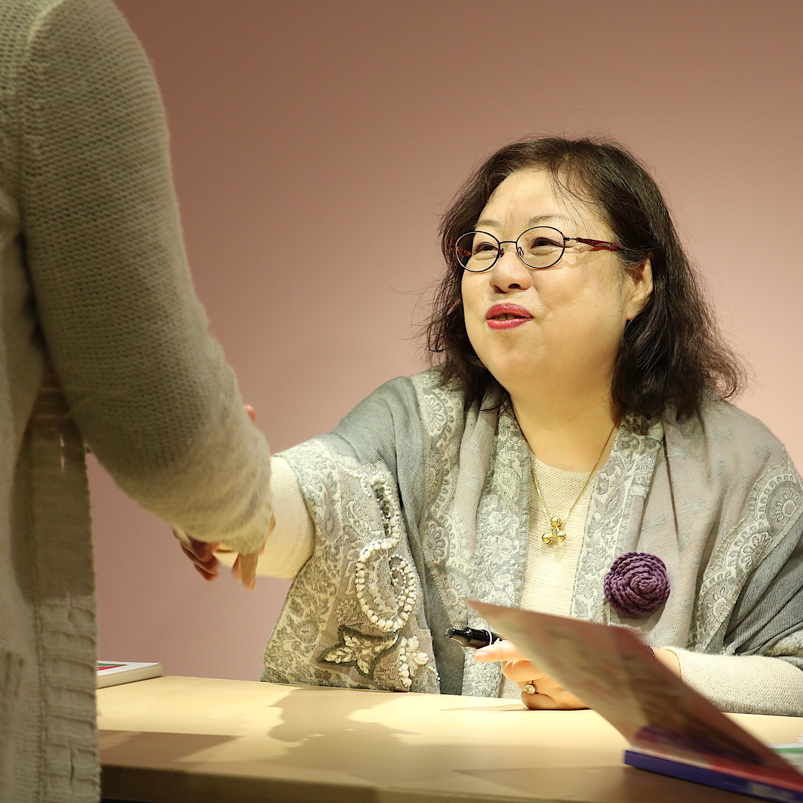 博多阪急 連載40周年記念 ガラスの仮面展 開幕 漫画原画など300点以上の資料を展示 美内すずえ先生のサイン会も開催 フクオカーノ 博多阪急 連載40周年記念 ガラスの仮面展 開幕 漫画原画など300点以上の資料を展示 美内すずえ先生のサイン会も開催 フクオカーノ