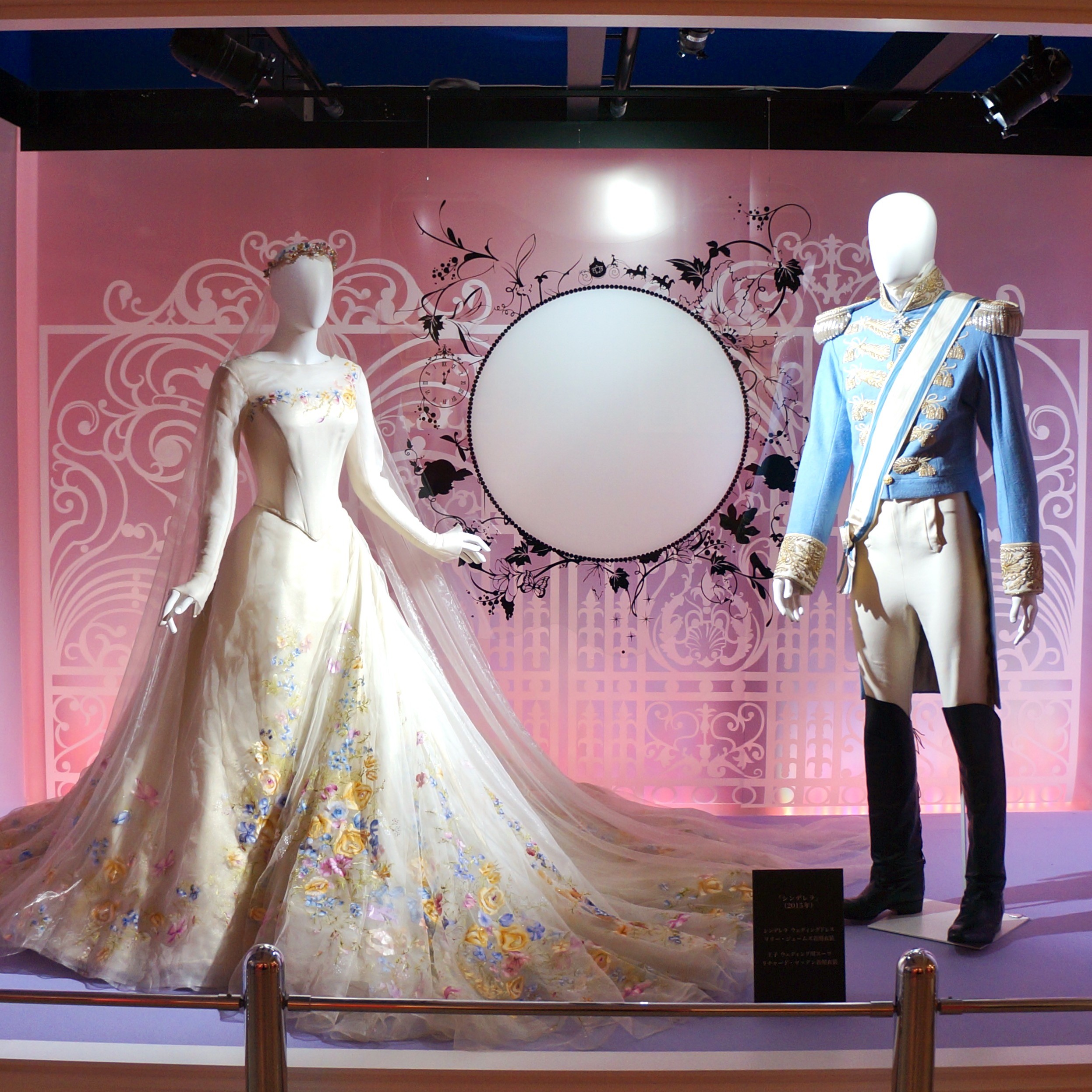 福岡県立美術館で ディズニープリンセスとアナと雪の女王展 ガラスの靴 アンジェリーナさんの衣装 特別映像シアターも フクオカーノ