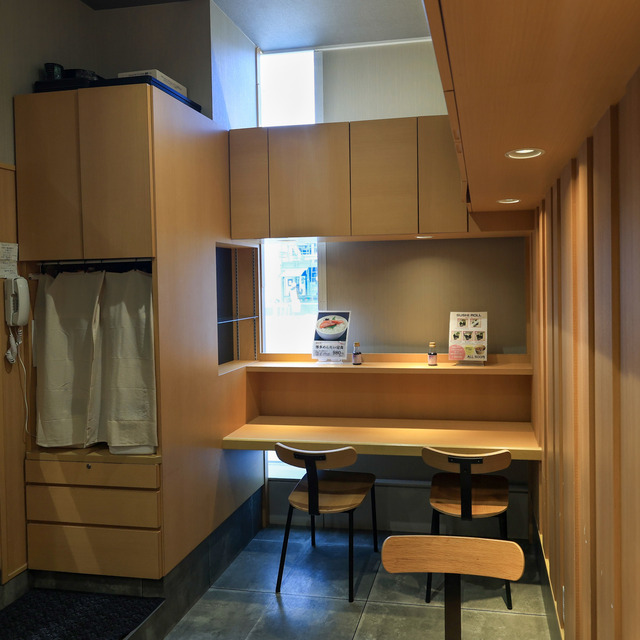 SUSHI ROLL HUG 福岡空港店（スシロール ハグ）