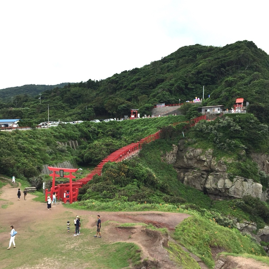 Cnn 15年 日本の最も美しい場所31選 山口県長門市の 元乃隅稲成神社 朱色の鳥居と青い海と緑の岬 フクオカーノ Cnn 15年 日本の最も美しい場所31選 山口県長門市の 元乃隅稲成神社 朱色の鳥居と青い海と緑の岬 フクオカーノ