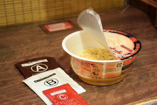 カップ麺「一蘭 とんこつ」開けたイメージ