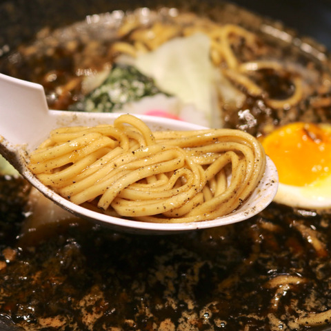 福岡空港「博多焦がし味噌専門 五行」ラーメン滑走路