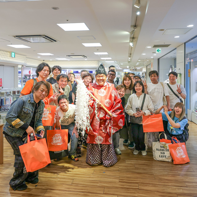 ゴリけんさんが「ゴリパラ雑貨店」2026年 インキューブ天神店にて、“ゴリ大明神”ご祈祷グリーティング。