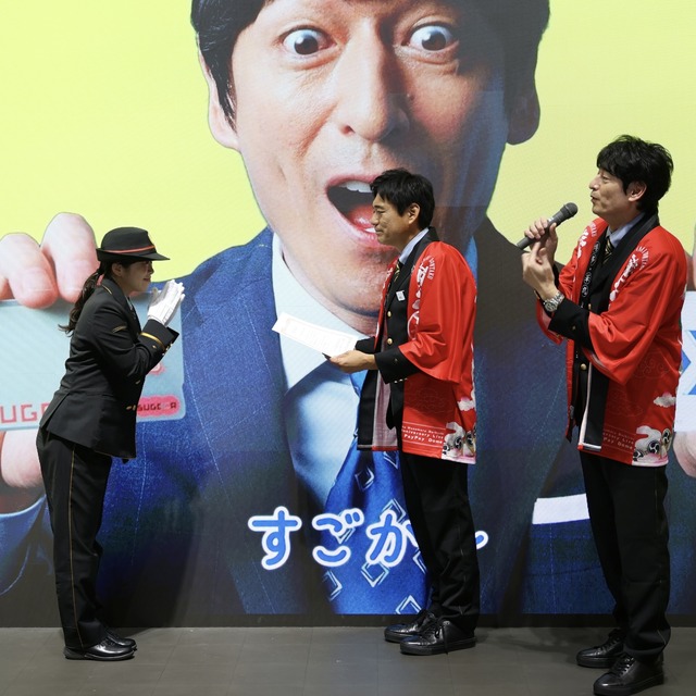博多華丸・大吉さんがJR博多駅で「華大どんたく」をPR
