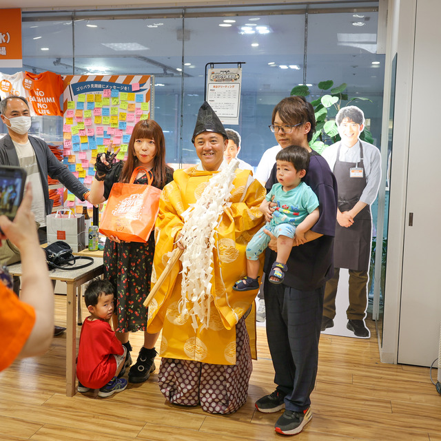 パラシュート部隊 斉藤優さんが「ゴリパラ雑貨店」2026年 インキューブ天神店にて、“斉藤大明神”ご祈祷グリーティング。