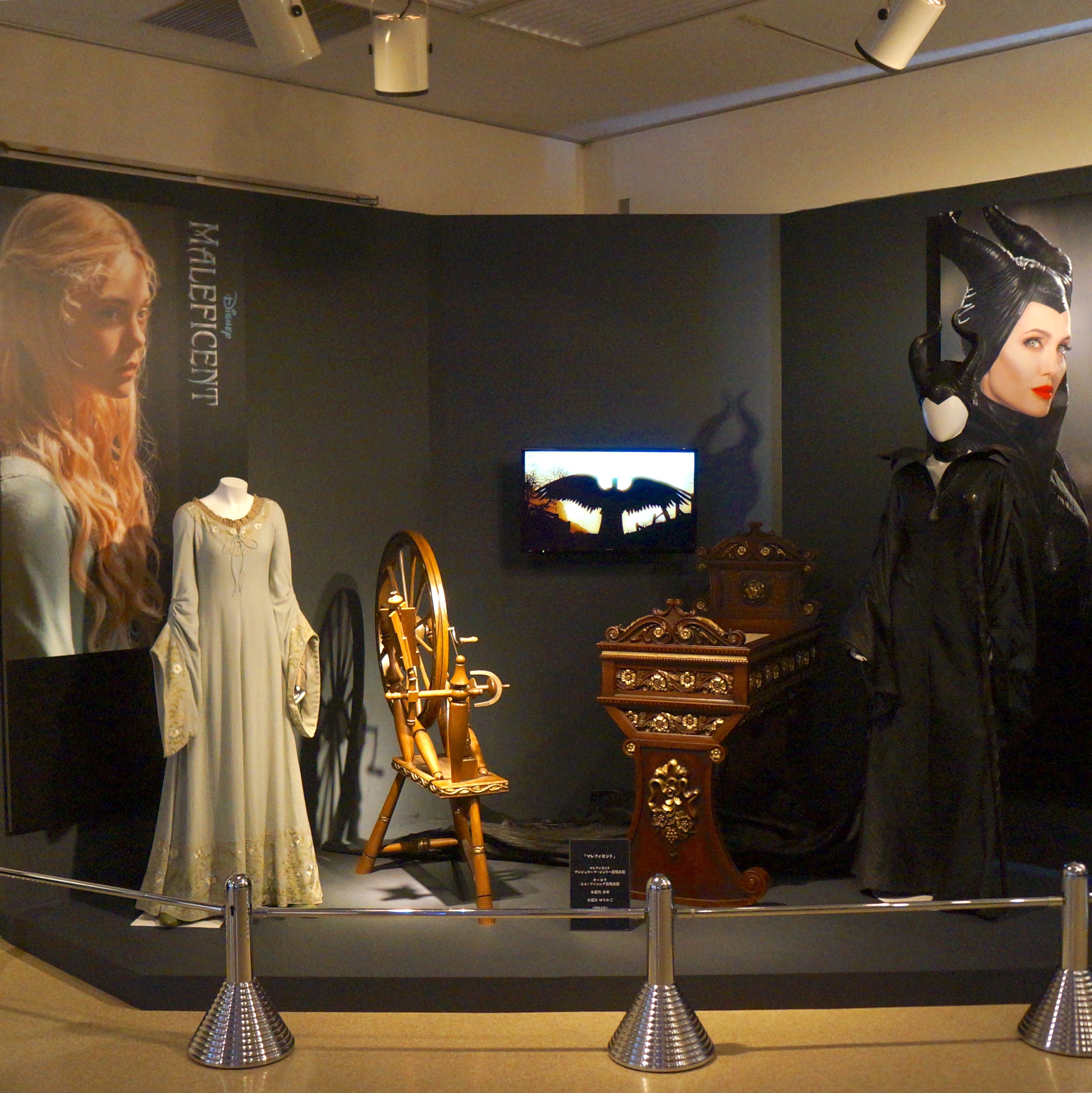 福岡県立美術館で ディズニープリンセスとアナと雪の女王展 ガラスの靴 アンジェリーナさんの衣装 特別映像シアターも フクオカーノ