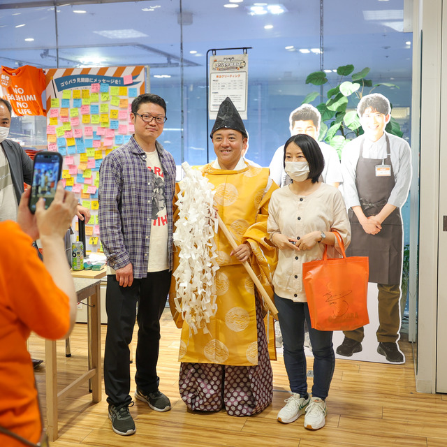 パラシュート部隊 斉藤優さんが「ゴリパラ雑貨店」2026年 インキューブ天神店にて、“斉藤大明神”ご祈祷グリーティング。