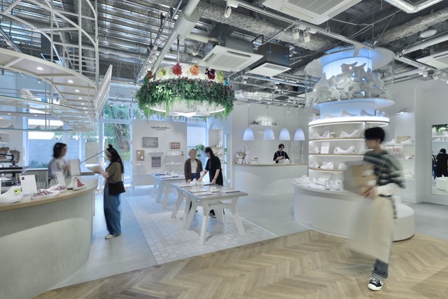 ホワイトアトリエ バイ コンバース