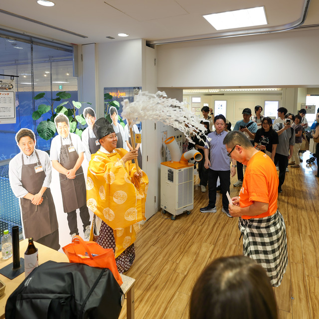 パラシュート部隊 斉藤優さんが「ゴリパラ雑貨店」2026年 インキューブ天神店にて、“斉藤大明神”ご祈祷グリーティング。