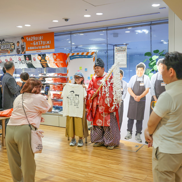 ゴリけんさんが「ゴリパラ雑貨店」2026年 インキューブ天神店にて、“ゴリ大明神”ご祈祷グリーティング。