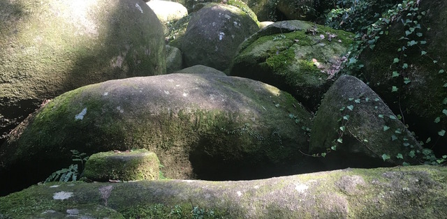 石穴稲荷神社の磐座の巨石群