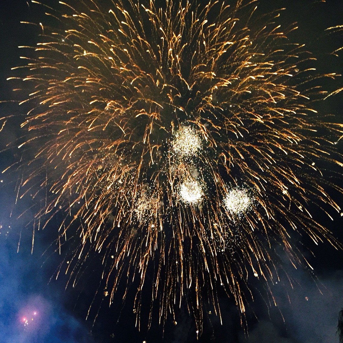 16年 西日本大濠花火大会 真夏の大濠公園に6 000発の花火が上がりました フクオカーノ 16年 西日本大濠花火大会 真夏の大濠公園に6 000発の花火が上がりました フクオカーノ