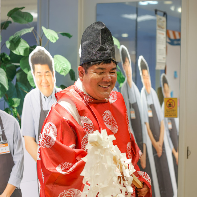 ゴリけんさんが「ゴリパラ雑貨店」2026年 インキューブ天神店にて、“ゴリ大明神”ご祈祷グリーティング。