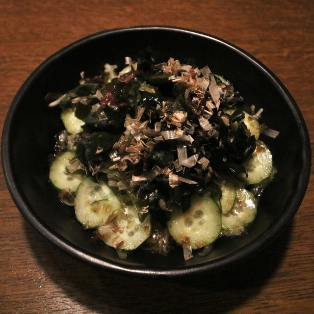 ぐんけい本店隠蔵のきゅうりと海藻のサラダ。