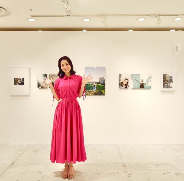 高田里穂さんが福岡パルコに来場「私が撮りたかった女優展」