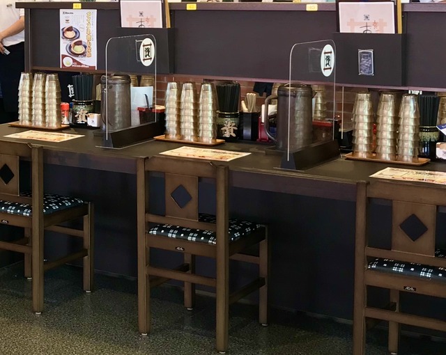 「資さんうどん和白店」カウンター席