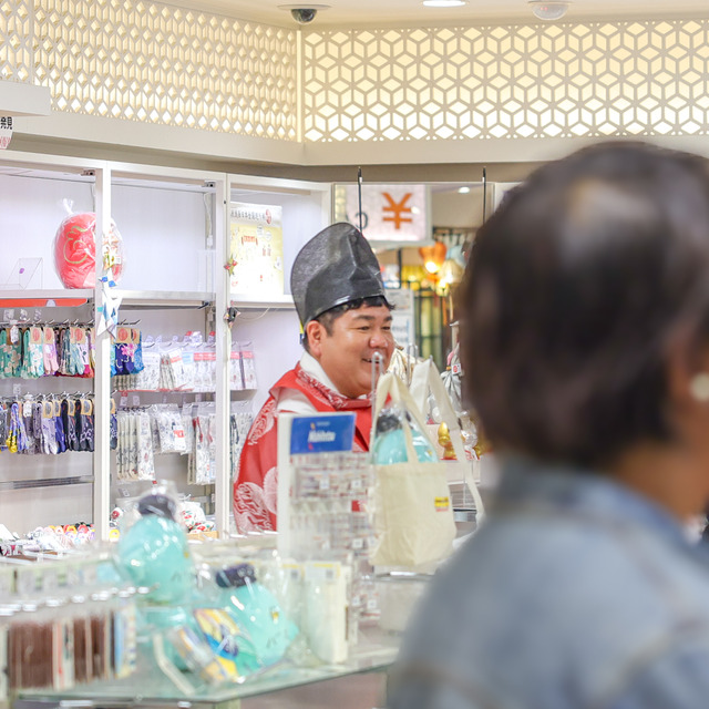 ゴリけんさんが「ゴリパラ雑貨店」2026年 インキューブ天神店にて、“ゴリ大明神”ご祈祷グリーティング。