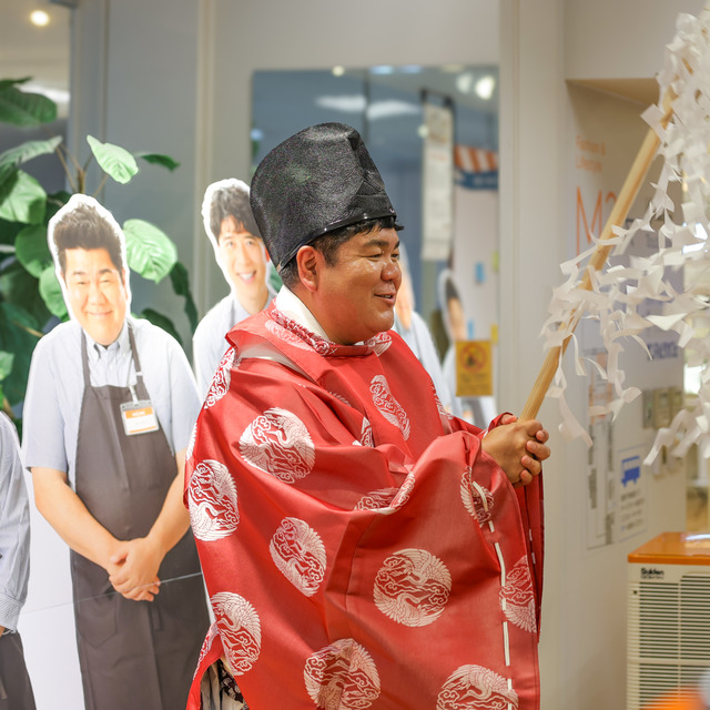 ゴリけんさんが「ゴリパラ雑貨店」2026年 インキューブ天神店にて、“ゴリ大明神”ご祈祷グリーティング。