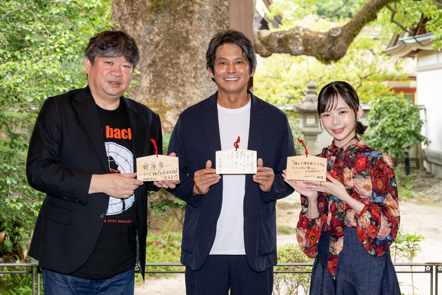 織田裕二、趣里、本広克行監督が福岡・太宰府天満宮で踊るヒット祈願